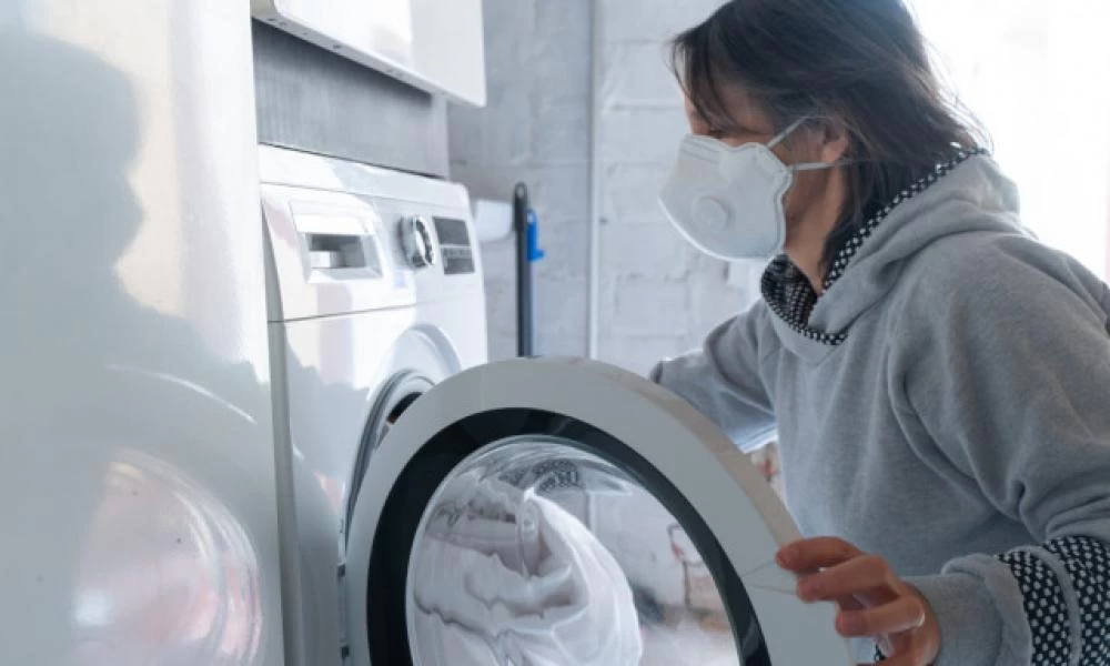 Ο κορονοϊός «ζει» στα υφάσματα έως και 3 ημέρες -Πώς πρέπει να πλένονται τα ρούχα